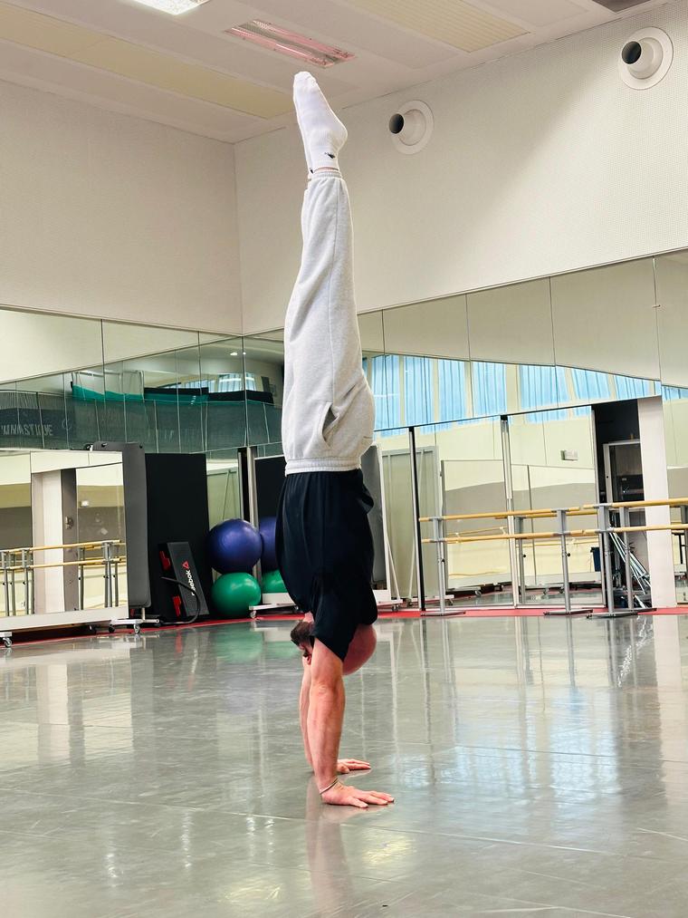Kévin Dupuis en équilibre sur les mains, sans appui, dans une salle d'entraînement